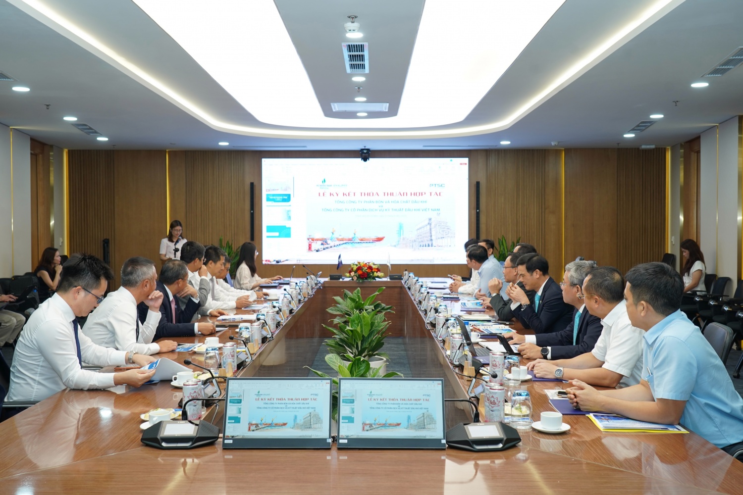 PVFCCo và PTSC ký kết Thỏa thuận Hợp tác Chiến lược, tăng cường liên kết trong hệ sinh thái Petrovietnam PVFCCo và PTSC tăng cường liên kết trong hệ sinh thái Petrovietnam