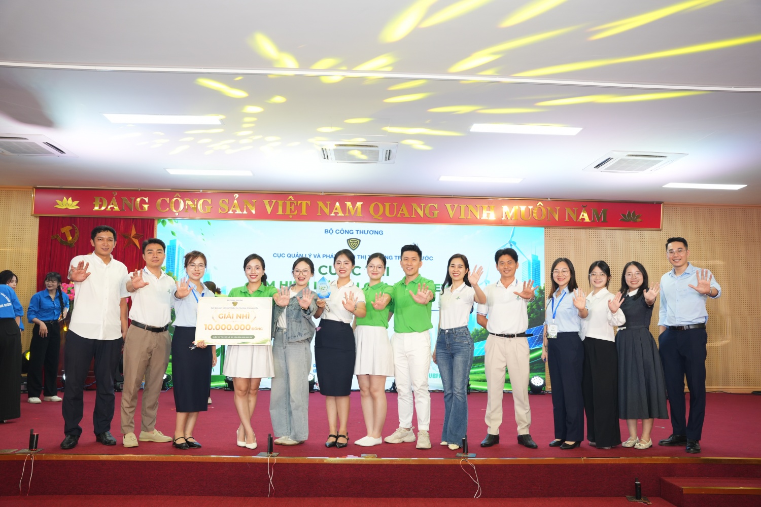 Đội thi BSR giành giải Nhì cuộc thi “Tìm hiểu lợi ích của xăng sinh học E10” Đội thi BSR giành giải Nhì cuộc thi “Tìm hiểu lợi ích của xăng sinh học E10”