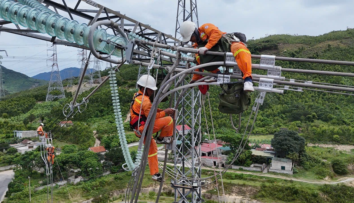 Giữ vững “mạch máu” truyền tải điện miền Trung, tiếp sức cho miền Bắc trong cao điểm nắng nóng Giữ vững “mạch máu” truyền tải điện miền Trung, tiếp sức cho miền Bắc trong cao điểm nắng nóng