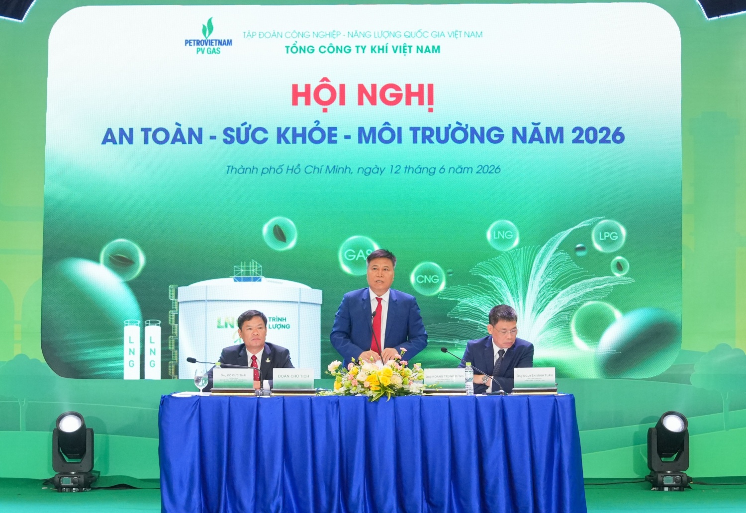 Đoàn Chủ tịch điều hành Hội nghị gồm Phó Tổng Giám đốc PV GAS Hoàng Trọng Dũng và Nguyễn Minh Tuấn, Trưởng Ban ATSKMT PV GAS Đỗ Đức Thái Đoàn Chủ tịch điều hành Hội nghị gồm Phó Tổng Giám đốc PV GAS Hoàng Trọng Dũng và Nguyễn Minh Tuấn, Trưởng Ban ATSKMT PV GAS Đỗ Đức Thái