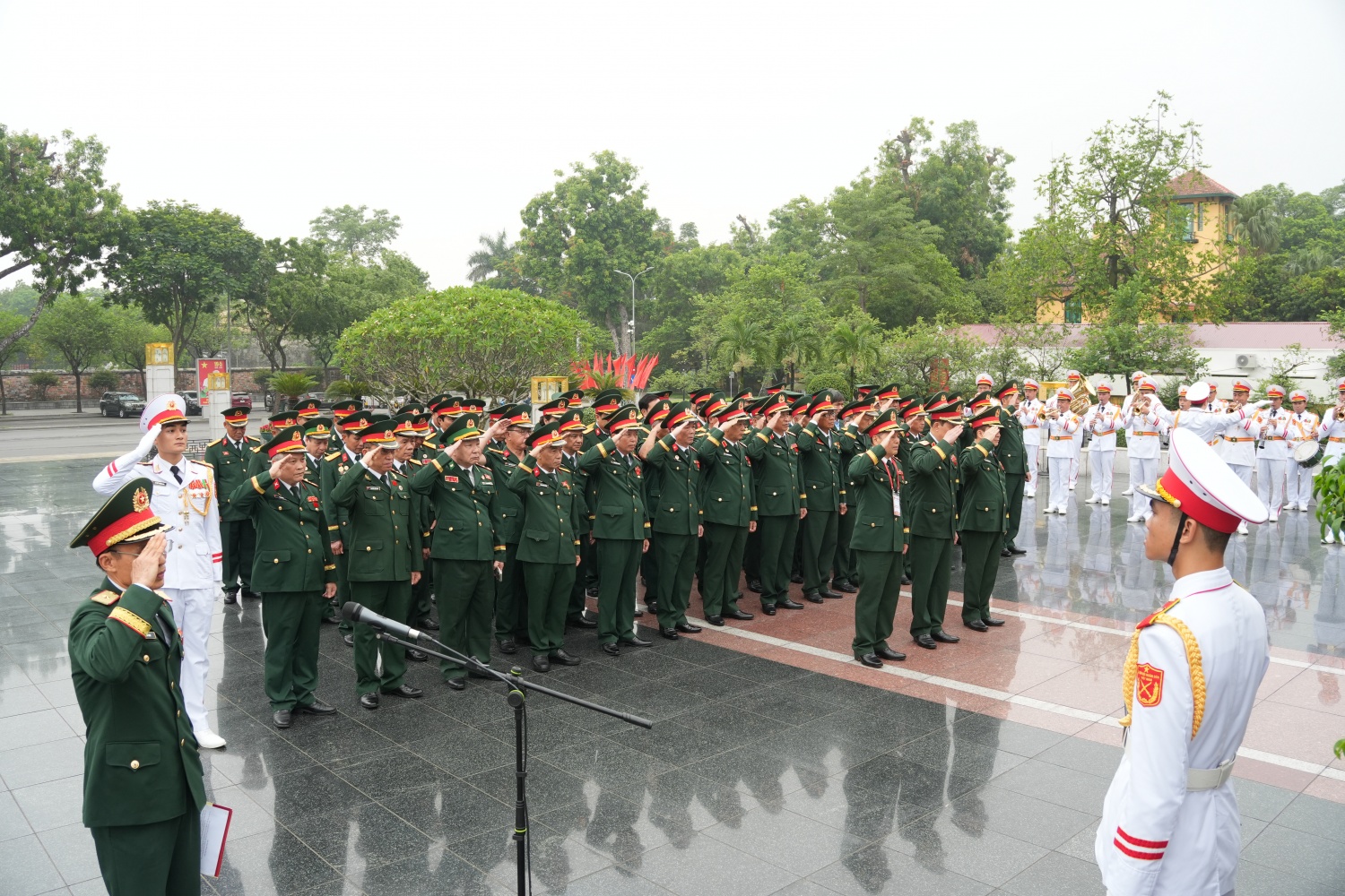 Đoàn đại biểu dự Đại hội đại biểu toàn quốc Hội CCB Việt Nam lần thứ VIII vào Lăng viếng Chủ tịch Hồ Chí Minh