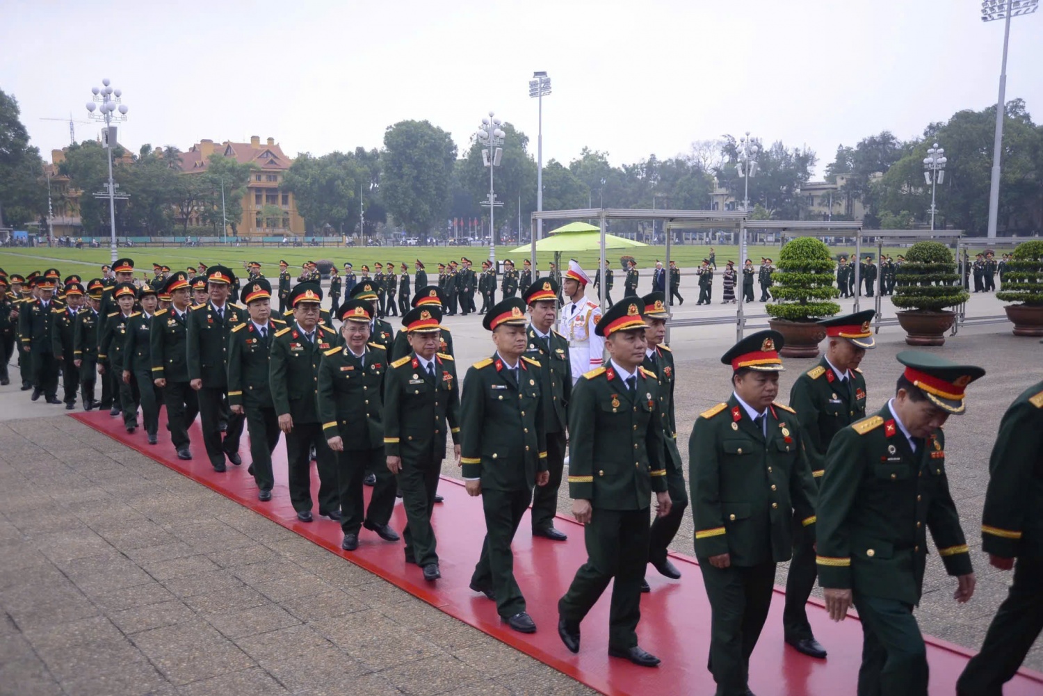 Đoàn đại biểu dự Đại hội đại biểu toàn quốc Hội CCB Việt Nam lần thứ VIII vào Lăng viếng Chủ tịch Hồ Chí Minh