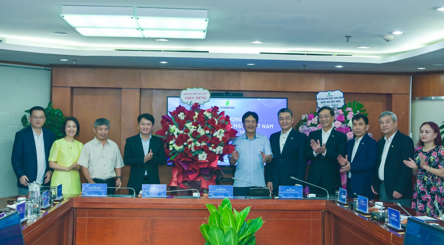 Lãnh đạo Petrovietnam chúc mừng các cơ quan báo chí nhân kỷ niệm 101 năm Ngày Báo chí Cách mạng Việt Nam Lãnh đạo Petrovietnam chúc mừng các cơ quan báo chí nhân kỷ niệm 101 năm Ngày Báo chí Cách mạng Việt Nam