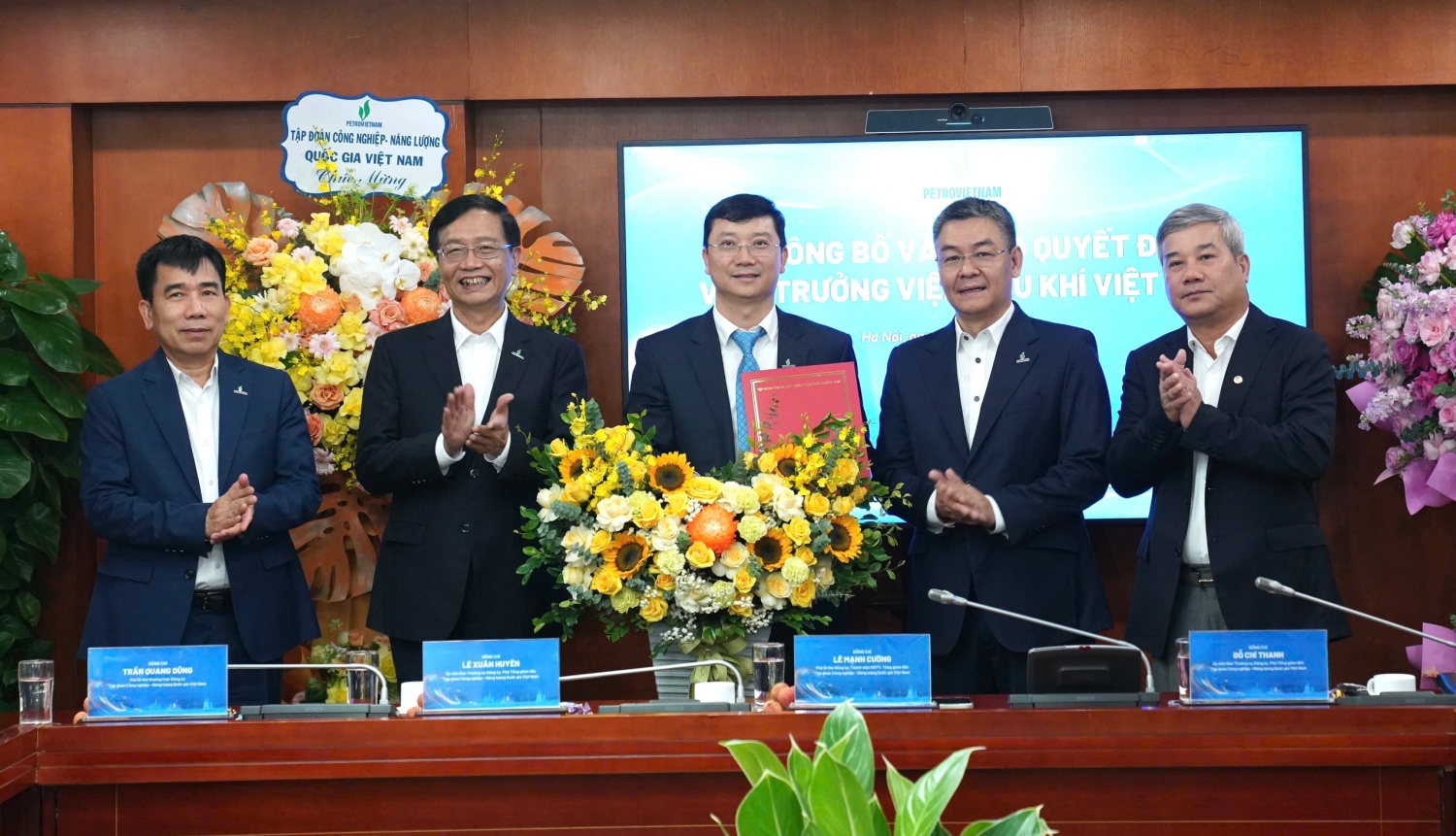 Petrovietnam trao quyết định giao nhiệm vụ Viện trưởng Viện Dầu khí Việt Nam