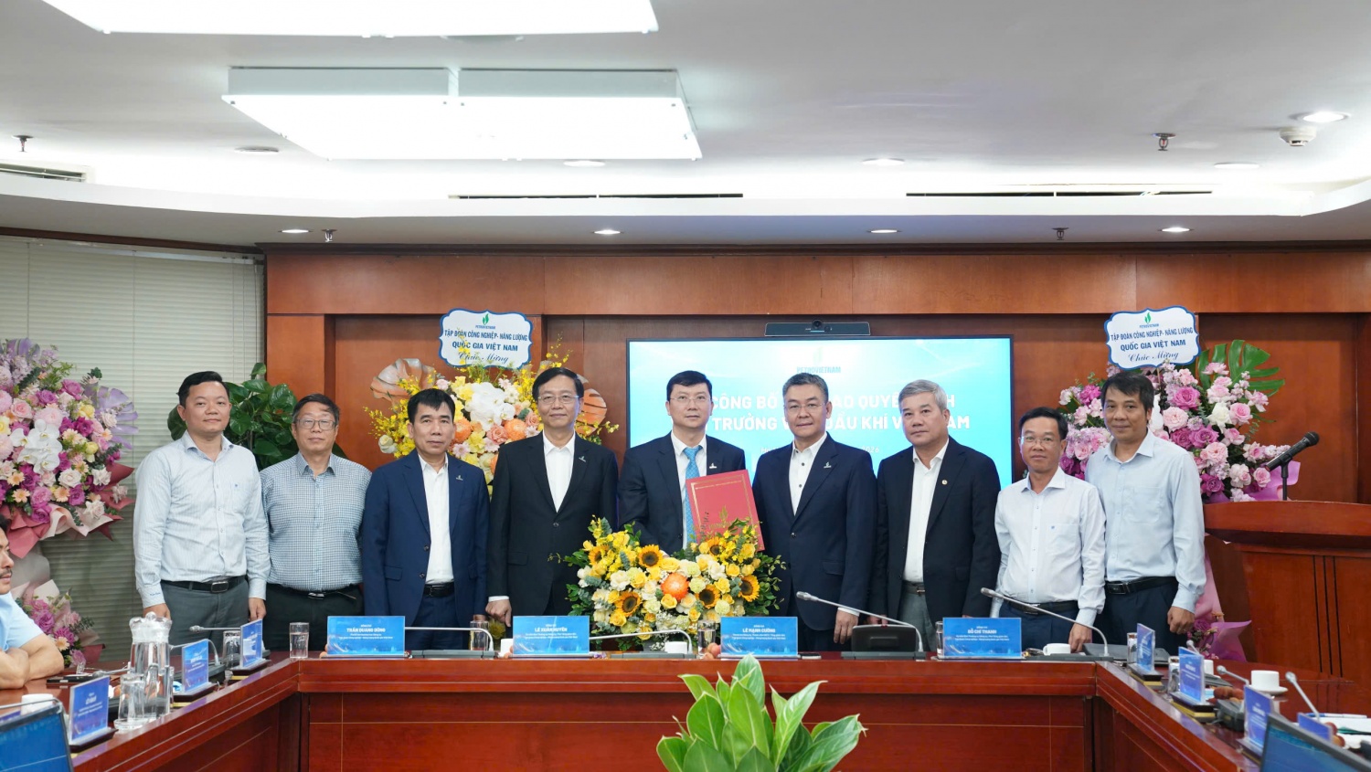 Petrovietnam trao quyết định giao nhiệm vụ Viện trưởng Viện Dầu khí Việt Nam