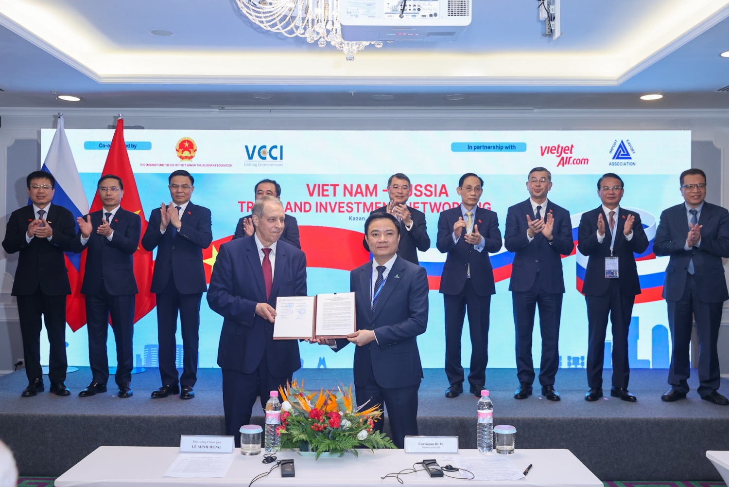 Thủ tướng Lê Minh Hưng chứng kiến trao văn kiện hợp tác giữa Petrovietnam với các doanh nghiệp năng lượng hàng đầu của Nga Thủ tướng Lê Minh Hưng chứng kiến trao văn kiện hợp tác giữa Petrovietnam với các doanh nghiệp năng lượng hàng đầu của Nga