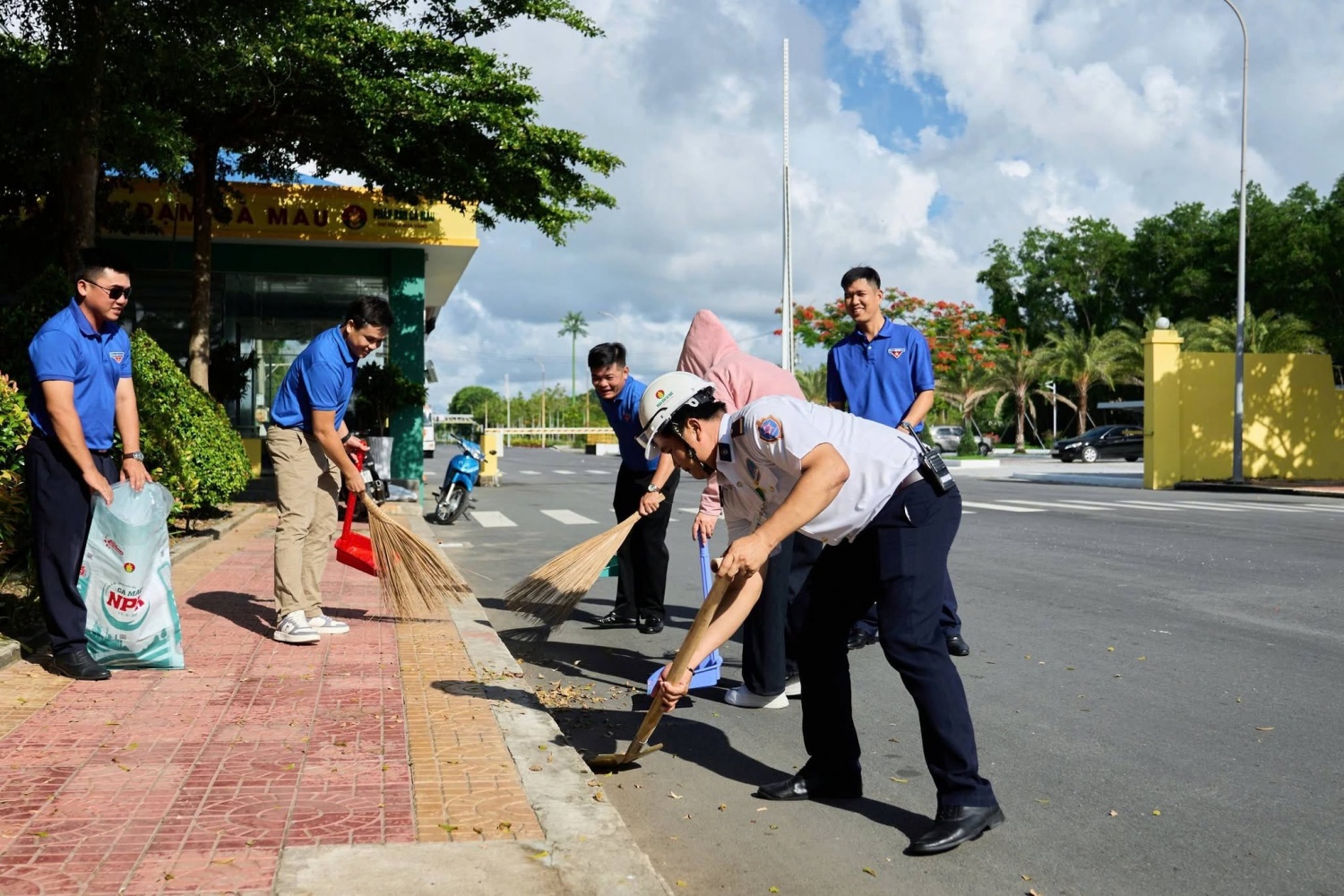 Phân bón Cà Mau phát động ra quân tổng vệ sinh môi trường công nghiệp hưởng ứng Tháng hành động vì môi trường Phân bón Cà Mau phát động ra quân tổng vệ sinh môi trường công nghiệp