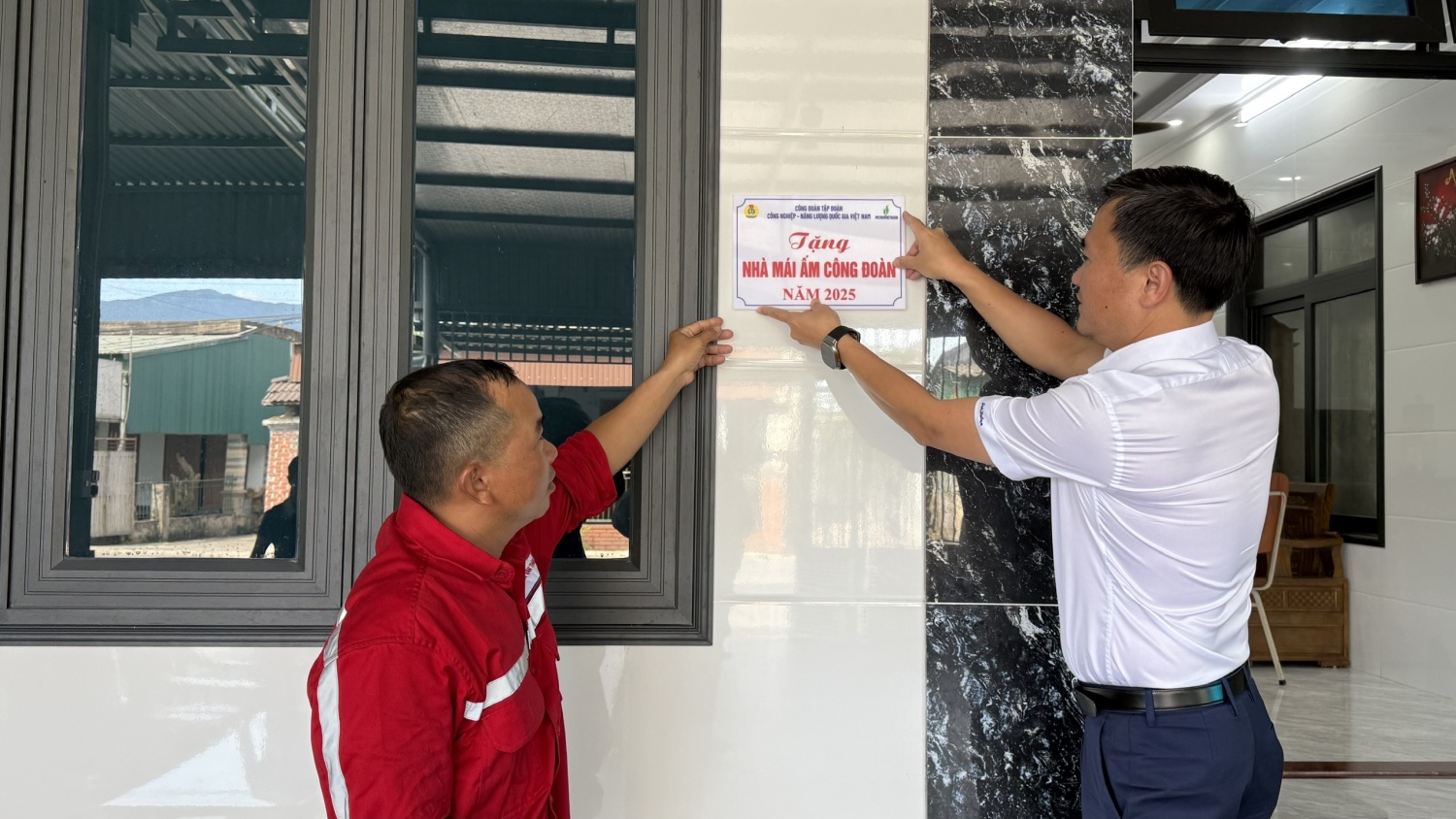 Đồng chí Vũ Anh Tuấn, Phó Chủ tịch Công đoàn Petrovietnam cùng gắn biển nhà Mái ấm cho gia đình anh Nguyễn Văn Thành Đồng chí Vũ Anh Tuấn, Phó Chủ tịch Công đoàn Petrovietnam cùng gắn biển nhà Mái ấm cho gia đình anh Nguyễn Văn Thành