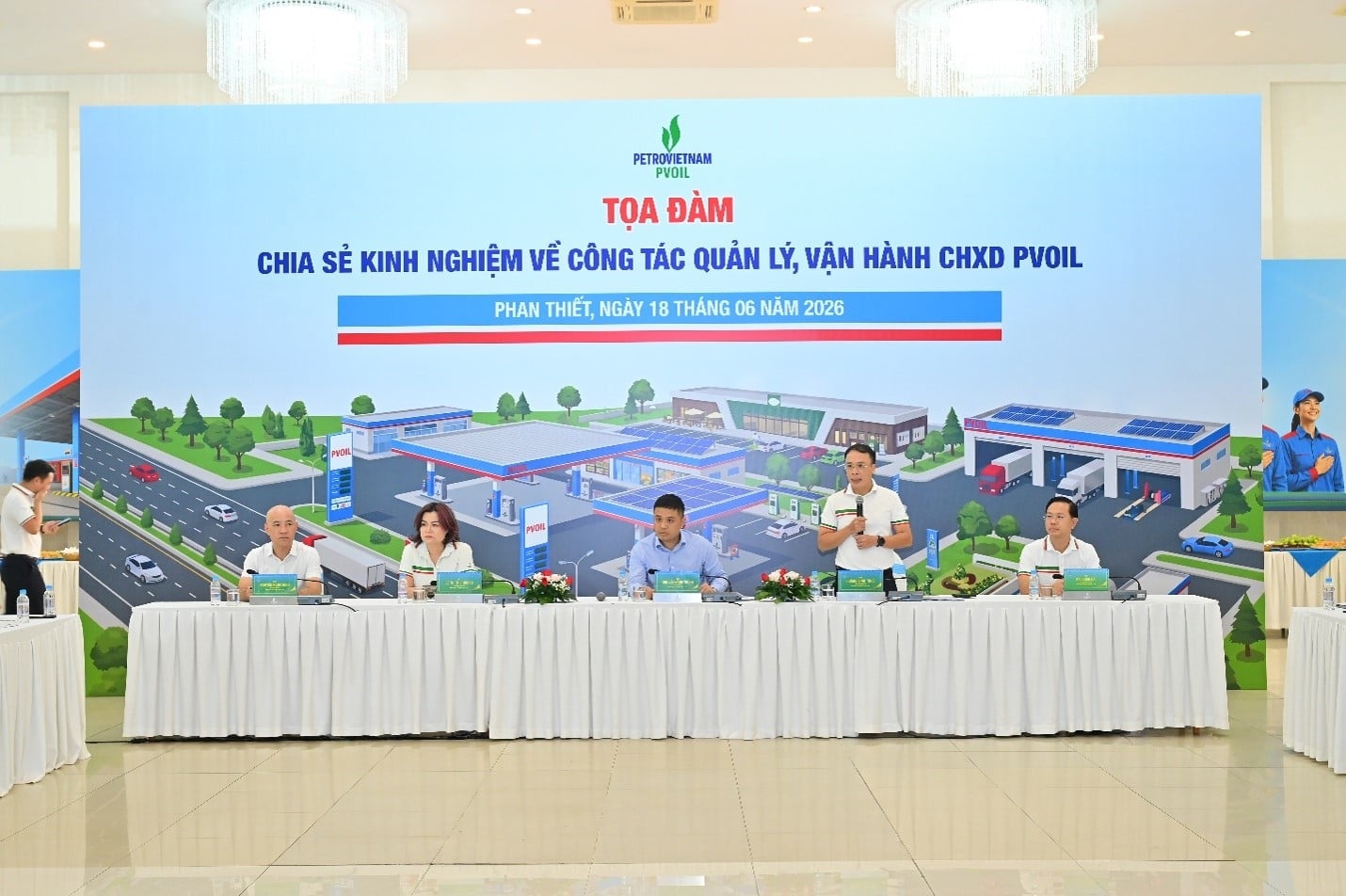 Ông Hoàng Đình Tùng – Phó Tổng Giám đốc PVOIL phát biểu khai mạc Tọa đàm Ông Hoàng Đình Tùng – Phó Tổng Giám đốc PVOIL phát biểu khai mạc Tọa đàm
