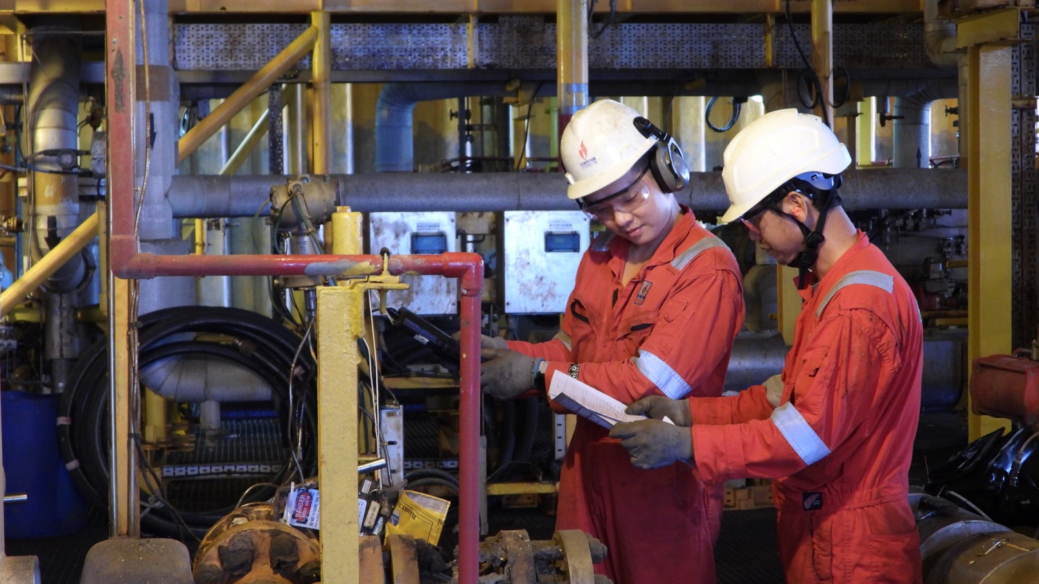 CBNV đang thực hiện việc kiểm tra lại thiết bị sau khi thay thế mới.