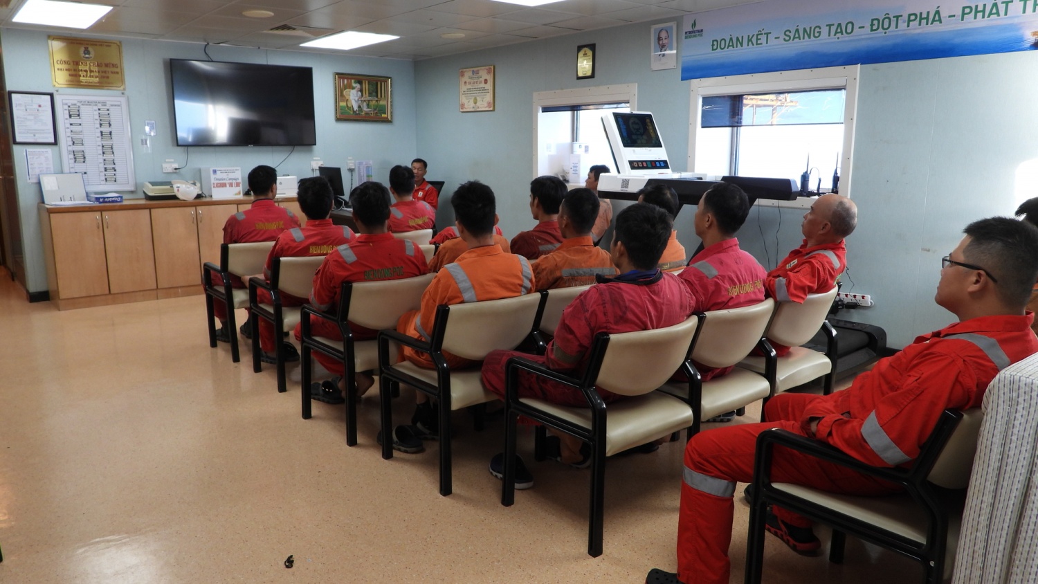 Họp an toàn trước khi tiến hành công việc