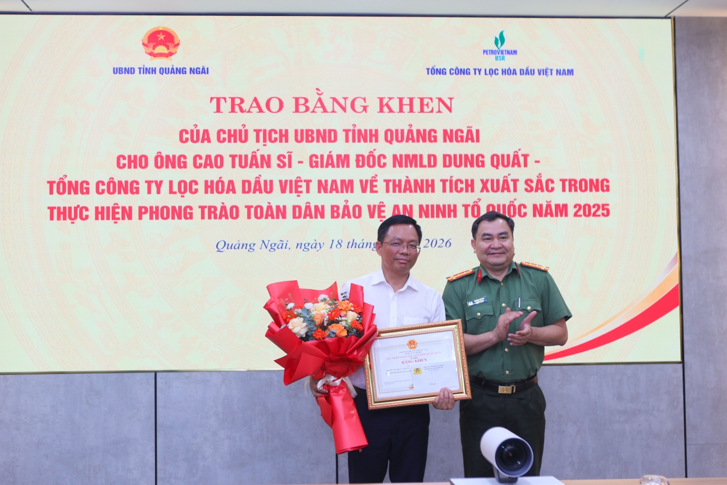 Giám đốc NMLD Dung Quất được trao tặng bằng khen trong phong trào toàn dân bảo vệ an ninh Tổ quốc