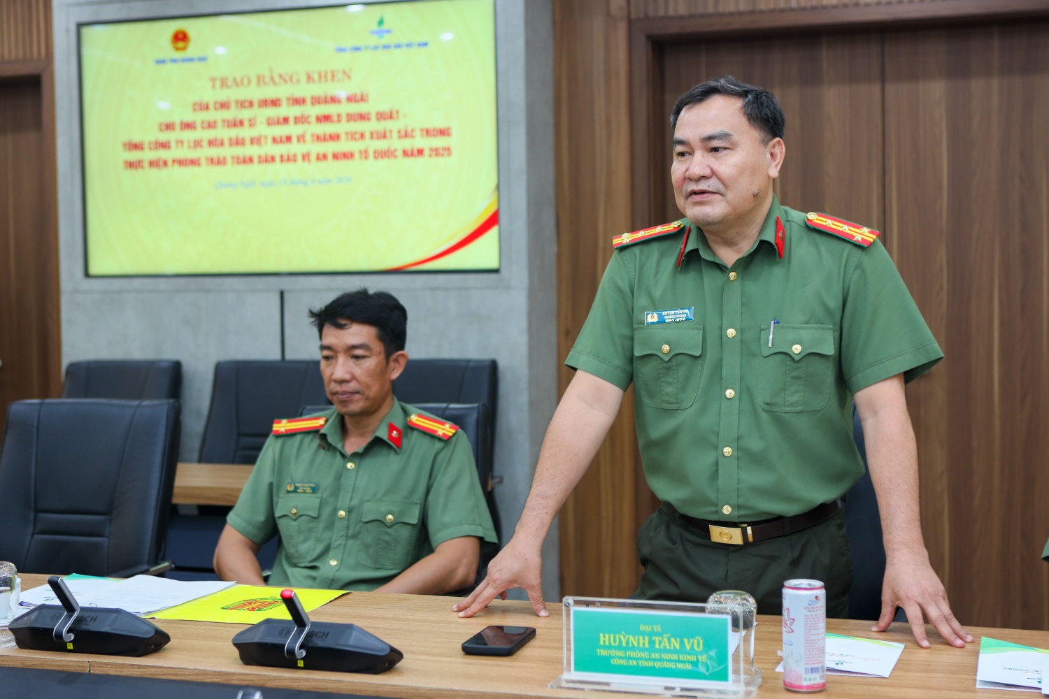 Đại tá Huỳnh Tấn Vũ – Trưởng Phòng An ninh kinh tế Công an tỉnh Quảng Ngãi đề nghị BSR nói chung và ông Cao Tuấn Sĩ nói riêng cần tiếp tục phát huy các thành tích đạt được và tiếp tục nghiên cứu, xây dựng các giải pháp tiên tiến để đảm bảo an ninh, an toàn cho nhà máy.