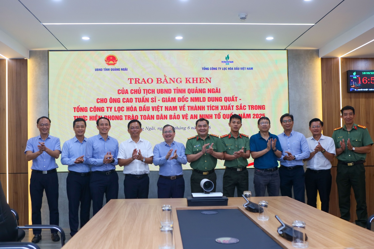 Các đồng chí Phòng An ninh kinh tế Công an tỉnh Quảng Ngãi, Đảng uỷ BSR và các Ban chức năng BSR chúc mừng ông Cao Tuấn Sĩ – Giám đốc NMLD Dung Quất được vinh danh, tặng bằng khen trong phong trào bảo vệ an ninh Tổ quốc.