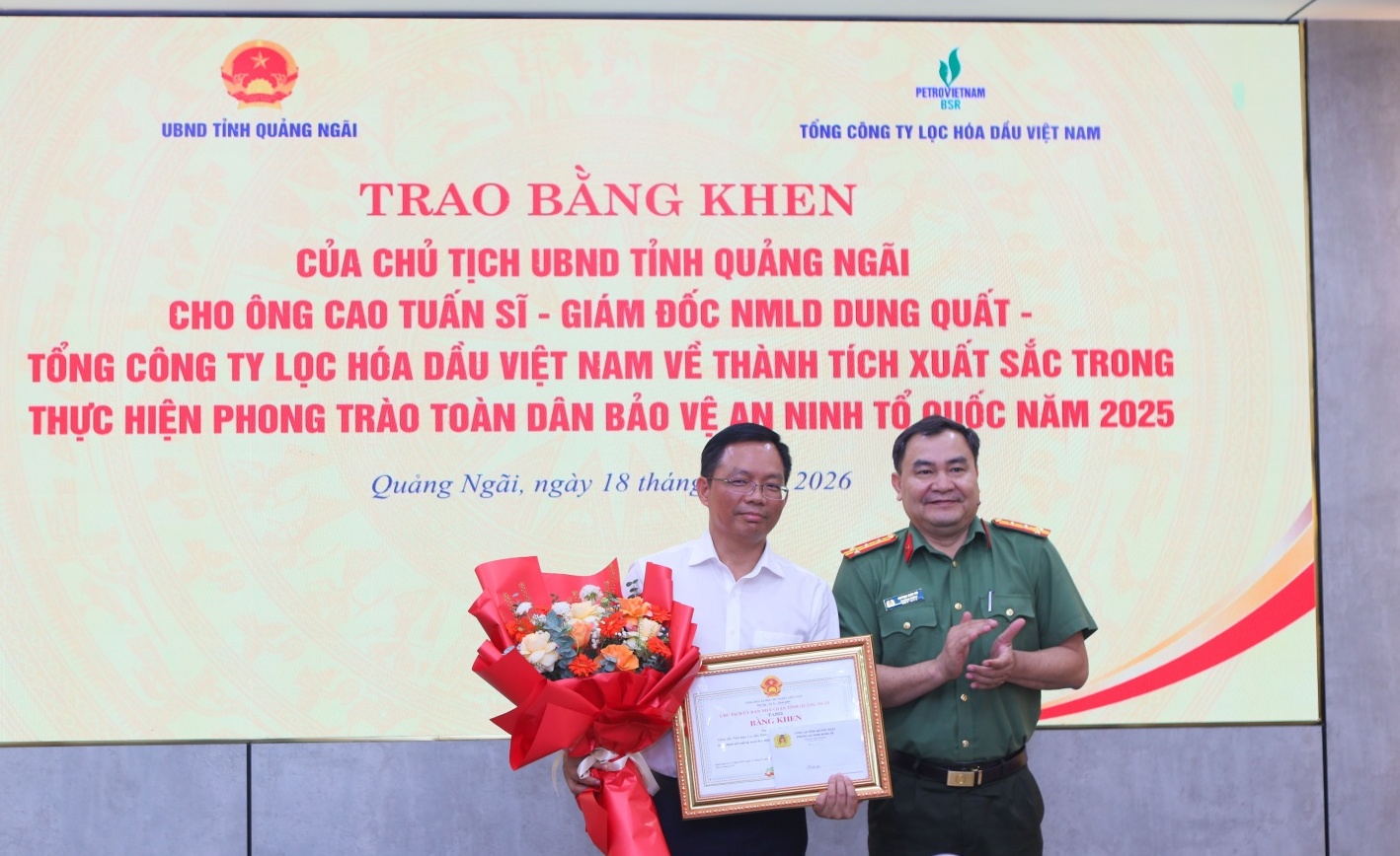 Giám đốc NMLD Dung Quất được trao tặng bằng khen trong phong trào toàn dân bảo vệ an ninh Tổ quốc