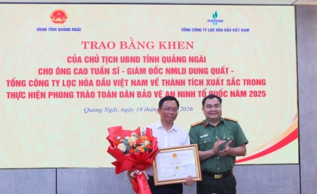 Giám đốc NMLD Dung Quất được trao tặng bằng khen trong phong trào toàn dân bảo vệ an ninh Tổ quốc