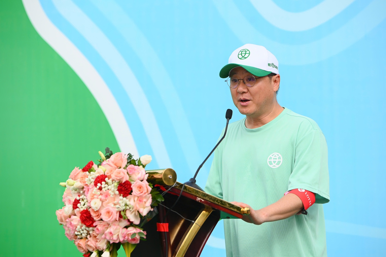 Chung tay giữ màu xanh Hồ Tây từ những hành động nhỏ mỗi ngày