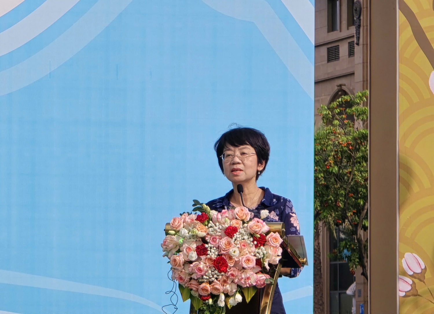 Chung tay giữ màu xanh Hồ Tây từ những hành động nhỏ mỗi ngày