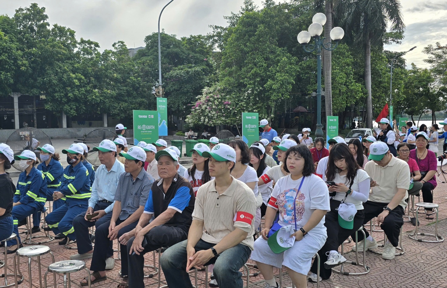 Chung tay giữ màu xanh Hồ Tây từ những hành động nhỏ mỗi ngày