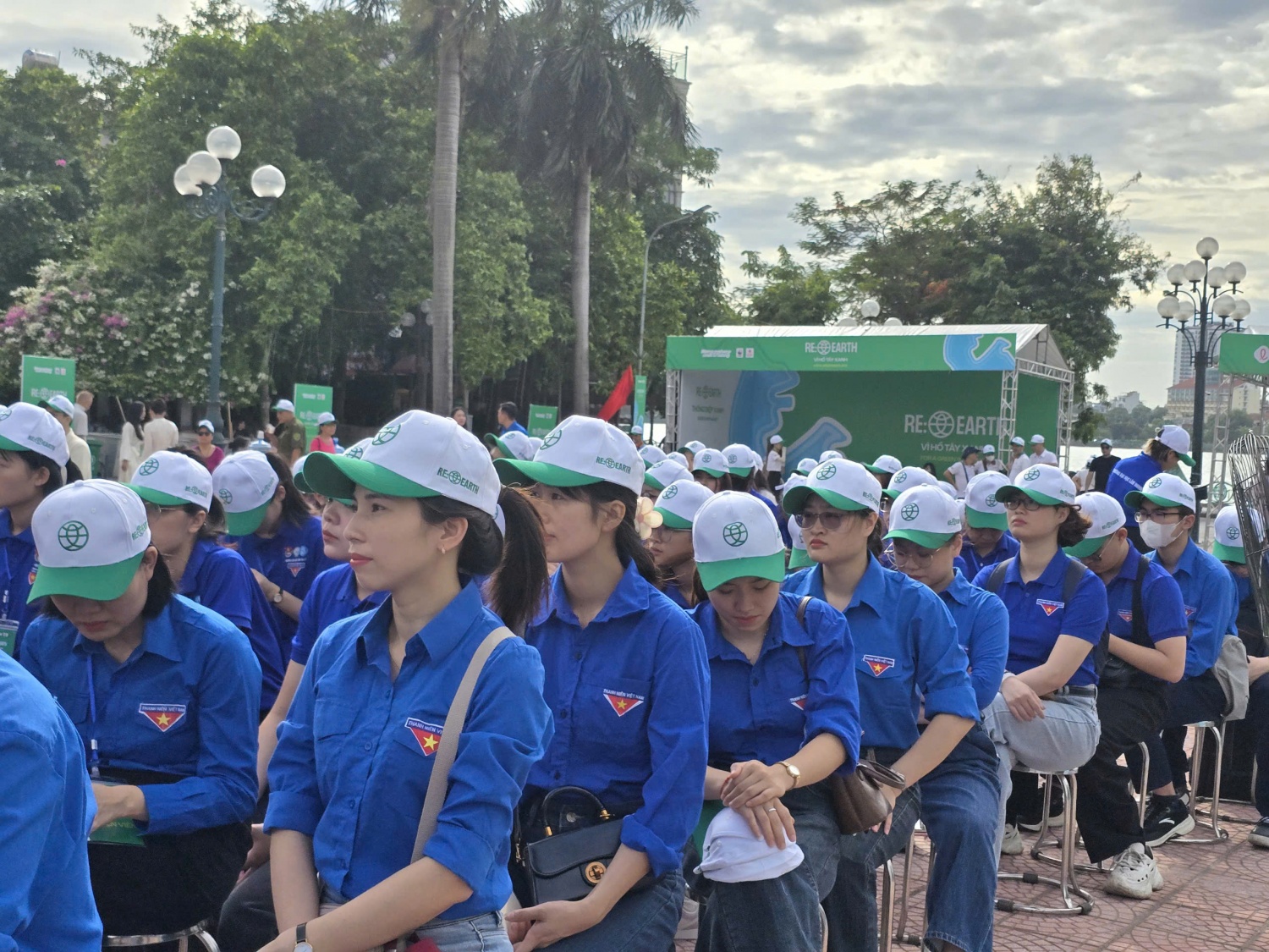 Chung tay giữ màu xanh Hồ Tây từ những hành động nhỏ mỗi ngày