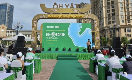 Chung tay giữ màu xanh Hồ Tây từ những hành động nhỏ mỗi ngày
