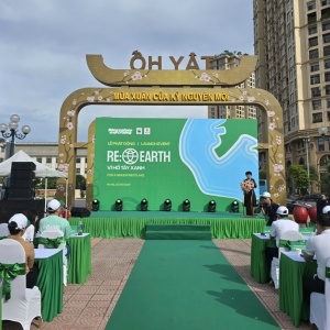 Chung tay giữ màu xanh Hồ Tây từ những hành động nhỏ mỗi ngày
