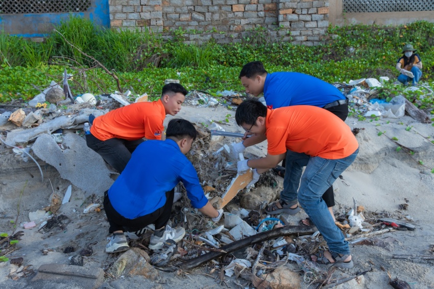 Vietsovpetro ra quân làm sạch bãi biển Chí Linh, lan tỏa lối sống xanh
