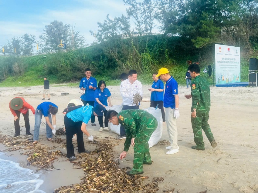 Vietsovpetro ra quân làm sạch bãi biển Chí Linh, lan tỏa lối sống xanh
