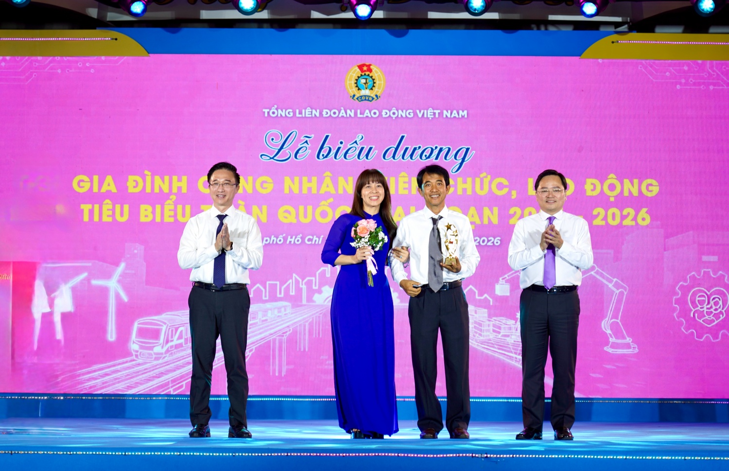 02 gia đình người lao động Petrovietnam được tuyên dương “Gia đình tiêu biểu toàn quốc” Hai gia đình người lao động Petrovietnam được tuyên dương “Gia đình tiêu biểu toàn quốc”