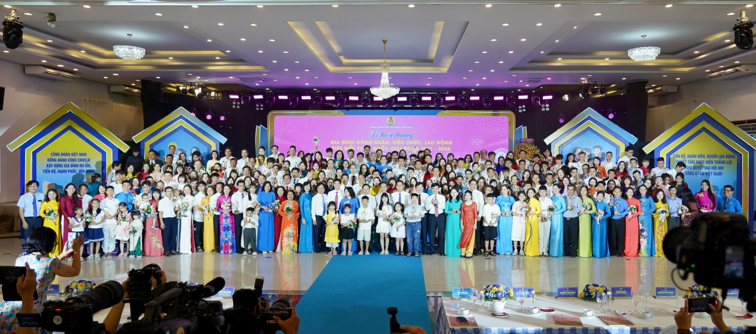 02 gia đình người lao động Petrovietnam được tuyên dương “Gia đình tiêu biểu toàn quốc” Hai gia đình người lao động Petrovietnam được tuyên dương “Gia đình tiêu biểu toàn quốc”