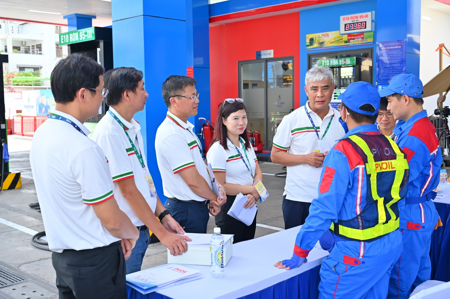 Ban giám khảo trao đổi, phổ biến nội dung với các đội trước phần thi bán hàng Ban giám khảo trao đổi, phổ biến nội dung với các đội trước phần thi bán hàng