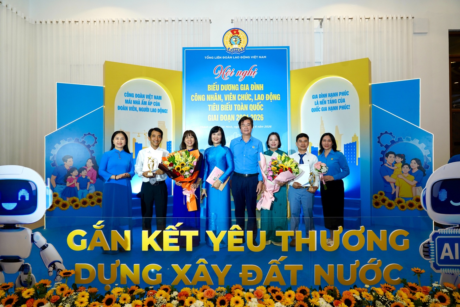 Hai gia đình người lao động Petrovietnam được tuyên dương “Gia đình tiêu biểu toàn quốc” Hai gia đình người lao động Petrovietnam được tuyên dương “Gia đình tiêu biểu toàn quốc”