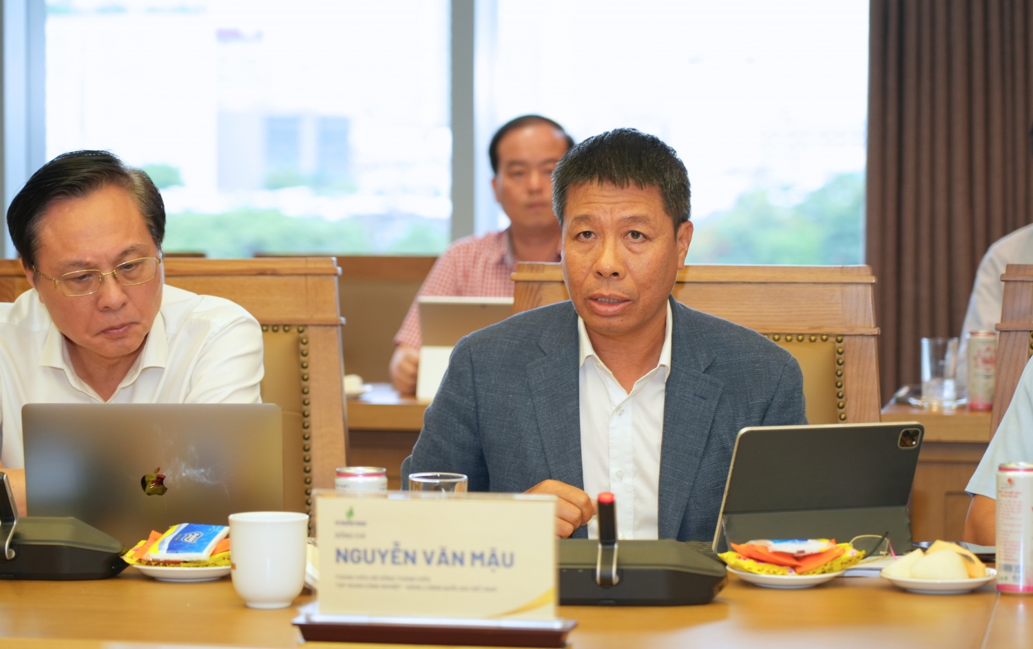Thành viên HĐTV Petrovietnam Nguyễn Văn Mậu báo cáo tại buổi làm việc Thành viên HĐTV Petrovietnam Nguyễn Văn Mậu báo cáo tại buổi làm việc