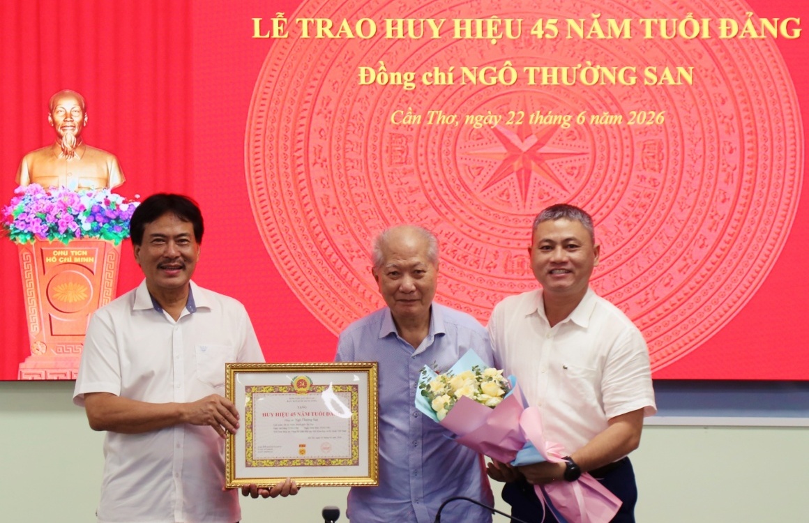 Trao Huy hiệu 45 năm tuổi Đảng cho đồng chí Ngô Thường San