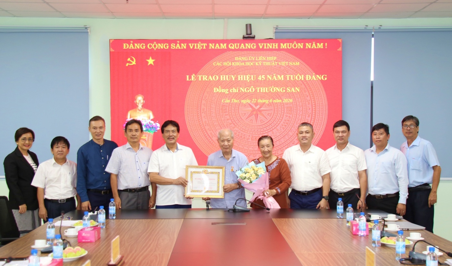 [VIDEO] Đồng chí Ngô Thường San vinh dự nhận Huy hiệu 45 năm tuổi Đảng