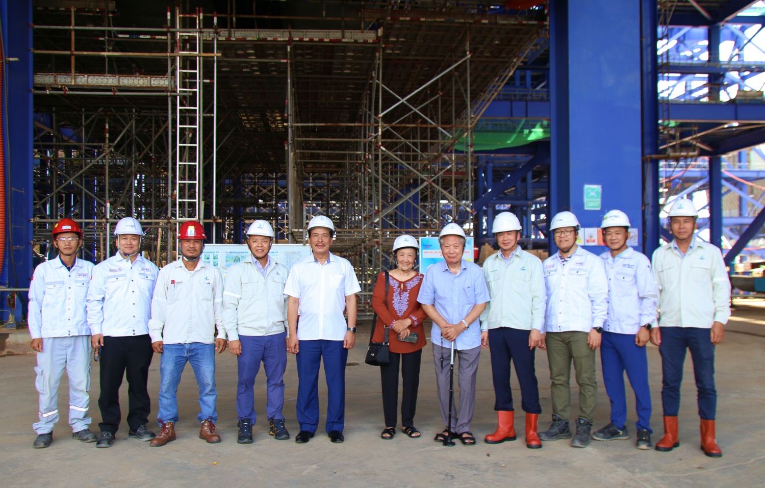 Trao Huy hiệu 45 năm tuổi Đảng cho đồng chí Ngô Thường San Trao Huy hiệu 45 năm tuổi Đảng cho đồng chí Ngô Thường San