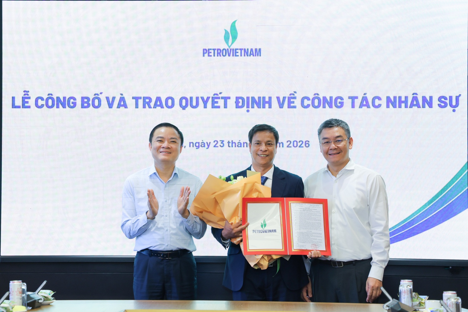 Trao quyết định giao nhiệm vụ Trưởng Ban Thăm dò Khai thác dầu khí Petrovietnam Trao quyết định giao nhiệm vụ Trưởng Ban Thăm dò Khai thác dầu khí Petrovietnam