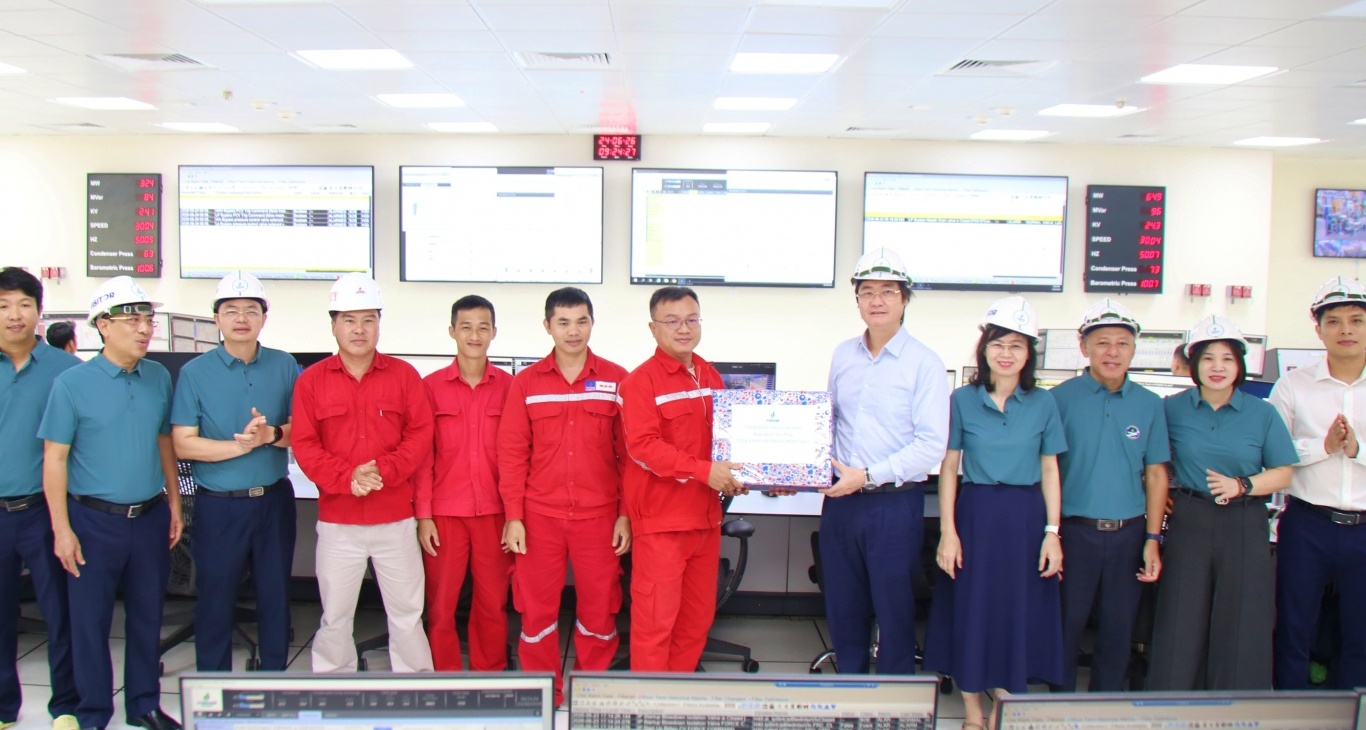 Chủ tịch Công đoàn Petrovietnam thăm, tặng quà NLĐ tại Nhà máy điện Nhơn Trạch 3 và 4