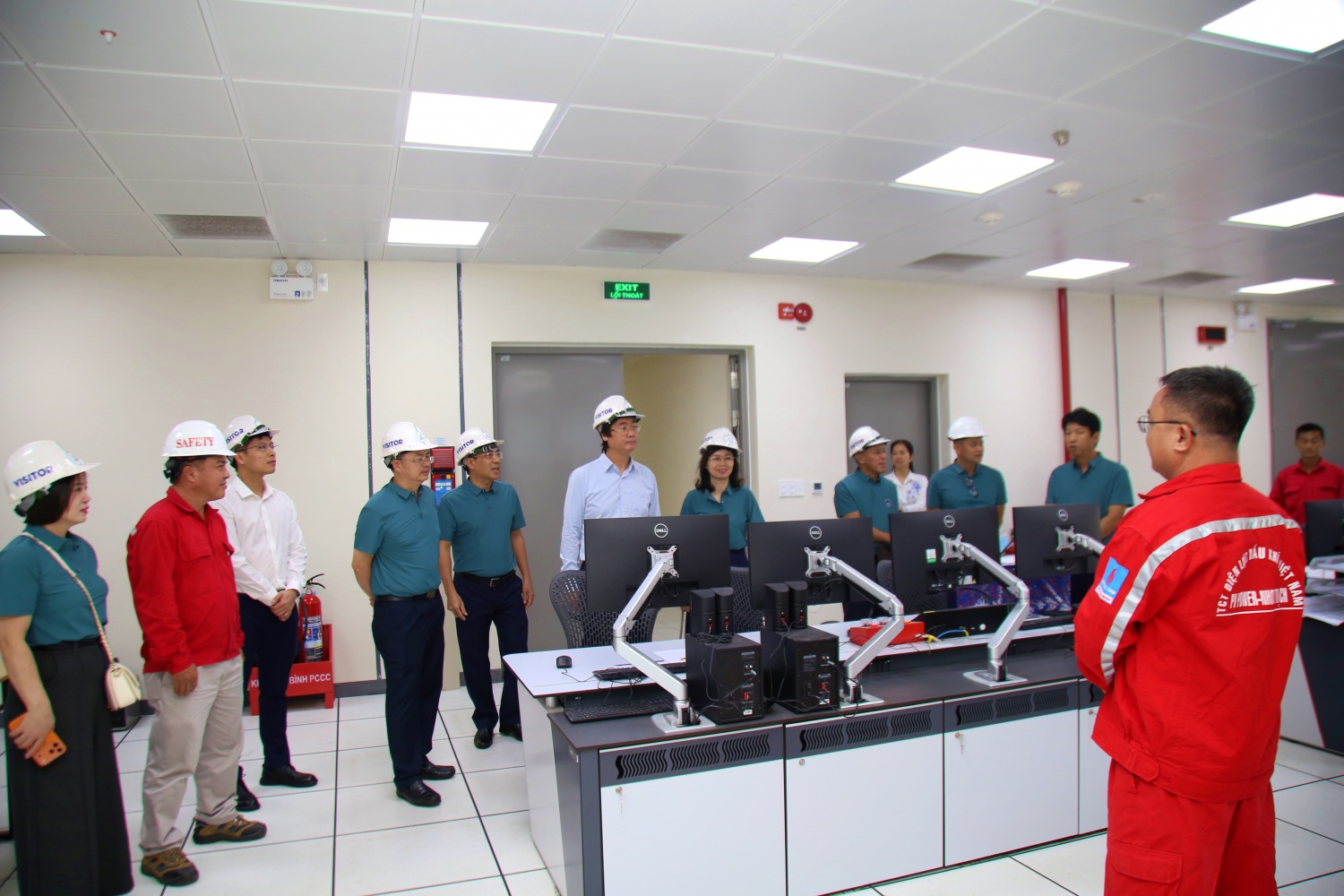 Chủ tịch Công đoàn Petrovietnam thăm, tặng quà NLĐ tại Nhà máy điện Nhơn Trạch 3 và 4 Chủ tịch Công đoàn Petrovietnam thăm, tặng quà NLĐ tại Nhà máy điện Nhơn Trạch 3 và 4