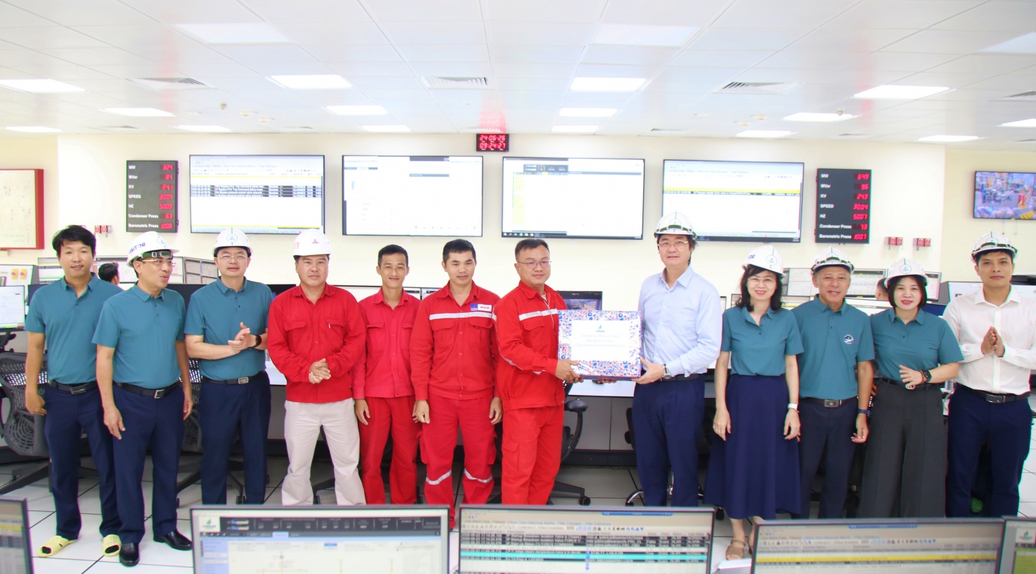 Chủ tịch Công đoàn Petrovietnam thăm, tặng quà NLĐ tại Nhà máy điện Nhơn Trạch 3 và 4 Chủ tịch Công đoàn Petrovietnam thăm, tặng quà NLĐ tại Nhà máy điện Nhơn Trạch 3 và 4