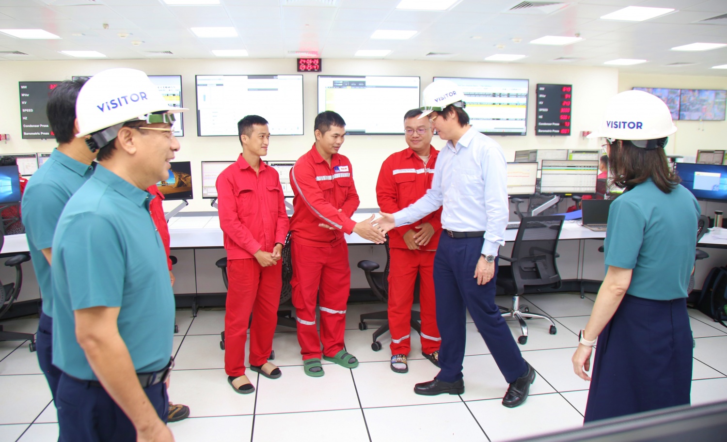 Chủ tịch Công đoàn Petrovietnam thăm, tặng quà NLĐ tại Nhà máy điện Nhơn Trạch 3 và 4 Chủ tịch Công đoàn Petrovietnam thăm, tặng quà NLĐ tại Nhà máy điện Nhơn Trạch 3 và 4