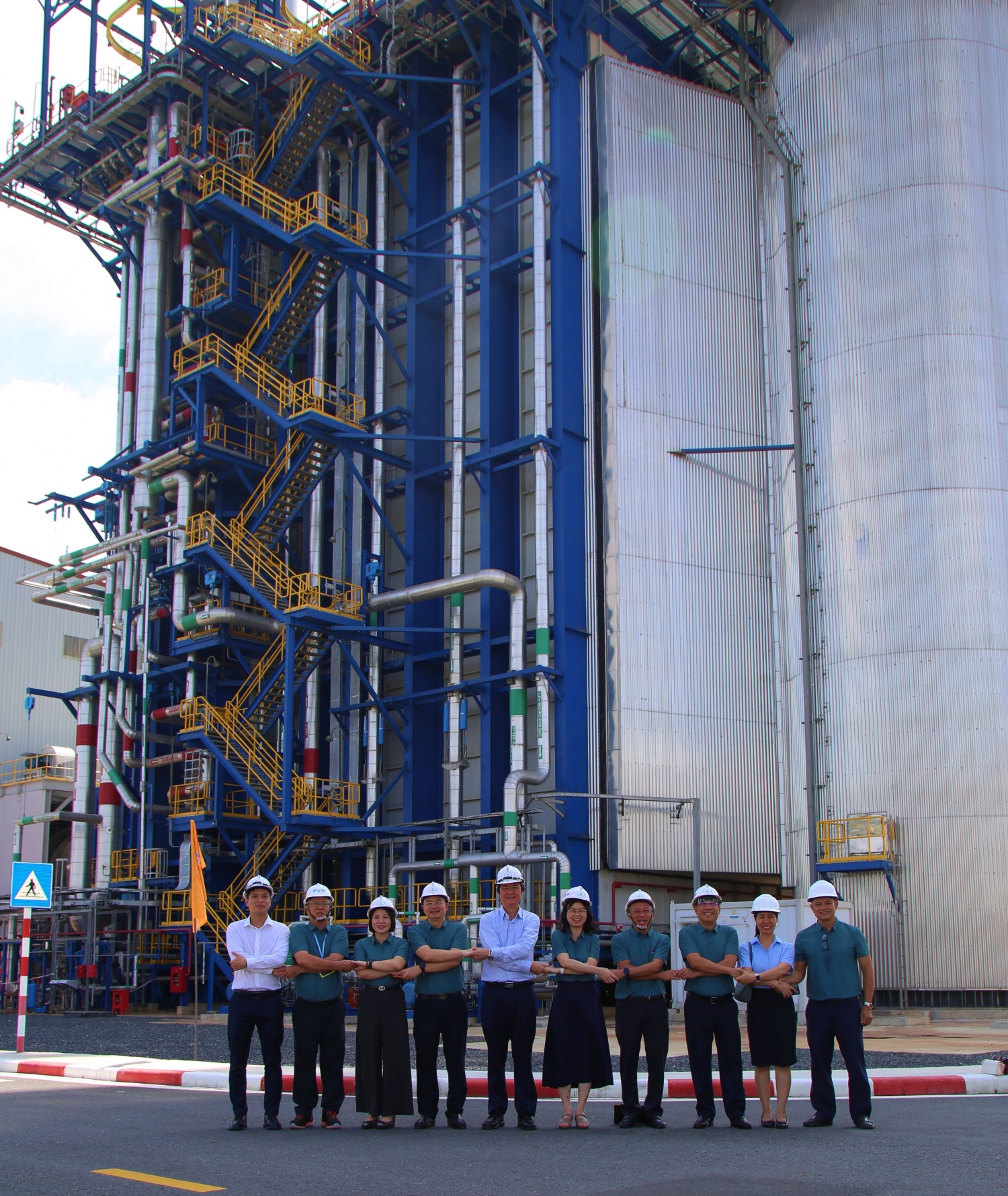 Chủ tịch Công đoàn Petrovietnam thăm, tặng quà NLĐ tại Nhà máy điện Nhơn Trạch 3 và 4 Chủ tịch Công đoàn Petrovietnam thăm, tặng quà NLĐ tại Nhà máy điện Nhơn Trạch 3 và 4