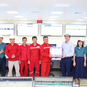 Chủ tịch Công đoàn Petrovietnam thăm, tặng quà NLĐ tại Nhà máy điện Nhơn Trạch 3 và 4