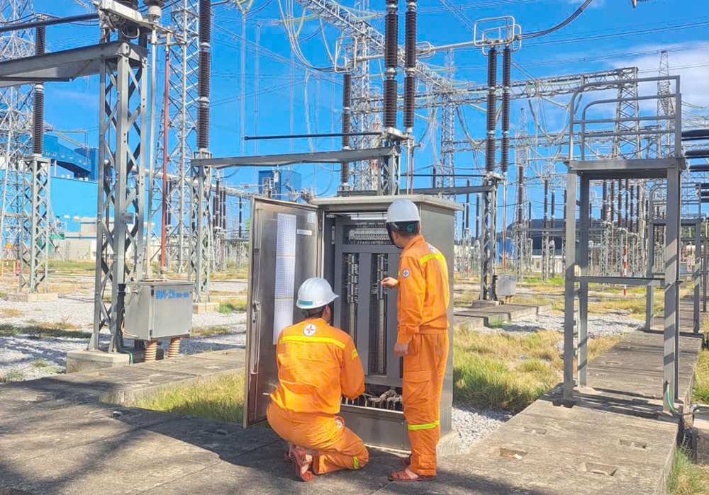 4 mạch 500kV Bắc – Nam cung cấp gần 20% sản lượng điện cho miền Bắc trong cao điểm nắng nóng Bốn mạch 500kV Bắc - Nam cung cấp gần 20% sản lượng điện cho miền Bắc trong cao điểm nắng nóng