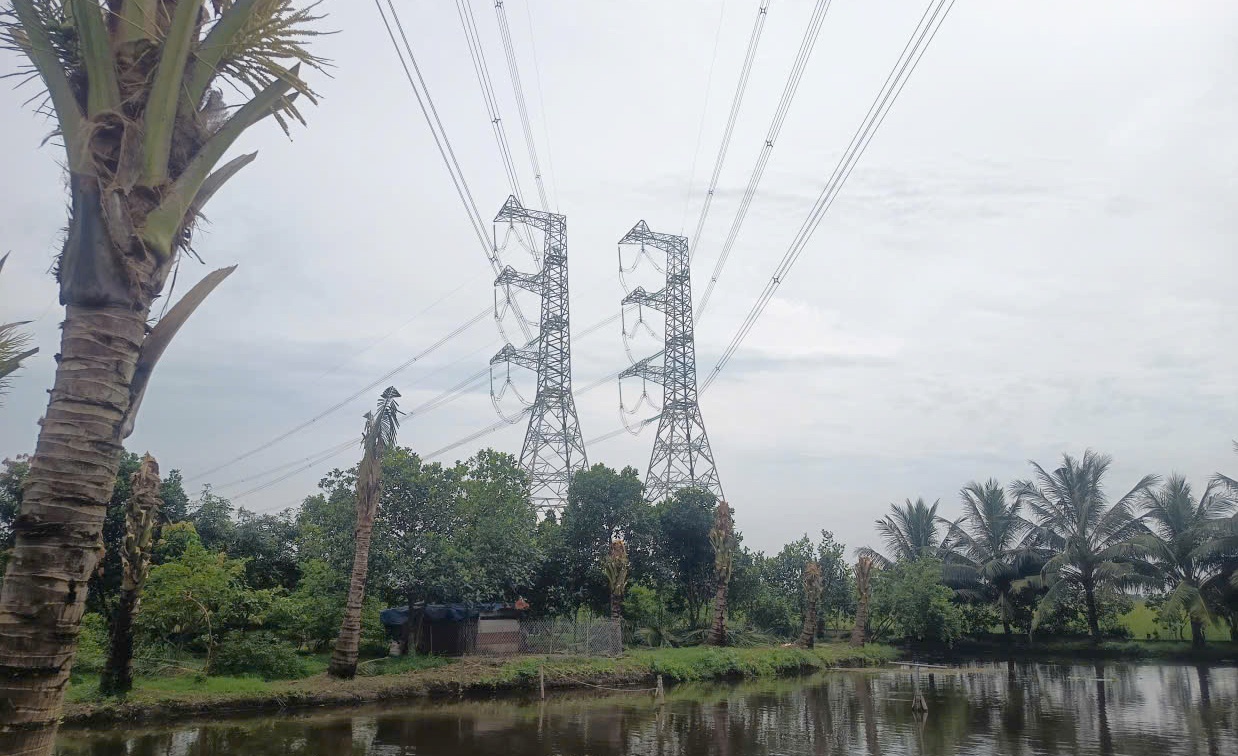 4 mạch 500kV Bắc – Nam cung cấp gần 20% sản lượng điện cho miền Bắc trong cao điểm nắng nóng Bốn mạch 500kV Bắc - Nam cung cấp gần 20% sản lượng điện cho miền Bắc trong cao điểm nắng nóng