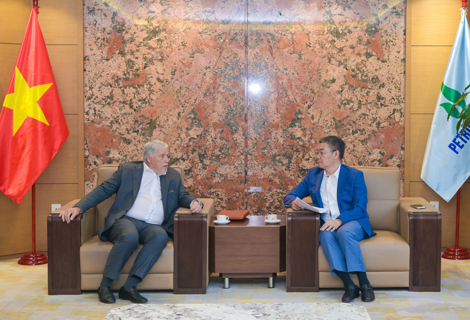 Tổng Giám đốc Petrovietnam Lê Mạnh Cường trao đổi với ông Peter Gibson, Chủ tịch Tập đoàn Nebula Energy