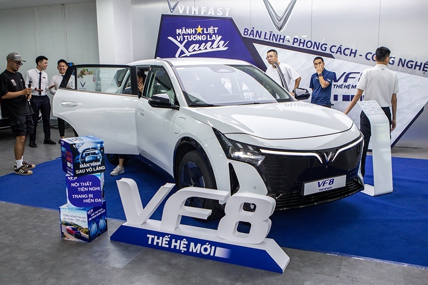 Trải nghiệm VF 8 thế hệ mới ngoài đời thực, khách hàng trầm trồ: “Cải tiến thực chất, không phải bình mới rượu cũ”