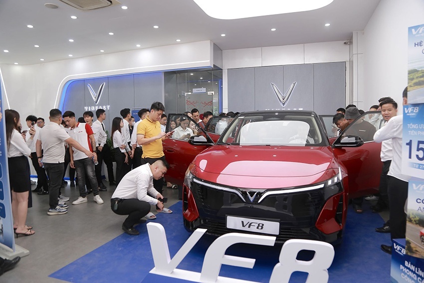 Trải nghiệm VF 8 thế hệ mới ngoài đời thực, khách hàng trầm trồ: “Cải tiến thực chất, không phải bình mới rượu cũ”