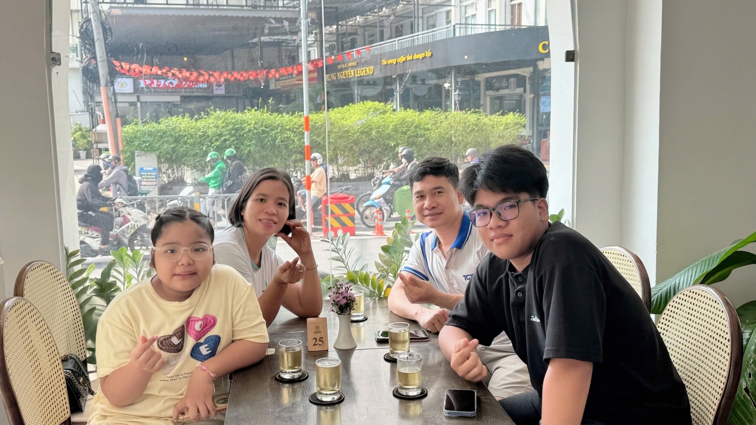 Sau khi được biểu dương, gia đình anh Lưu, chị Thạo cùng các con cùng nhau chia sẻ niềm vui và hạnh phúc.