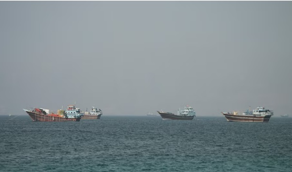Giao thông qua eo biển Hormuz chậm lại sau khi một tàu bị tấn công